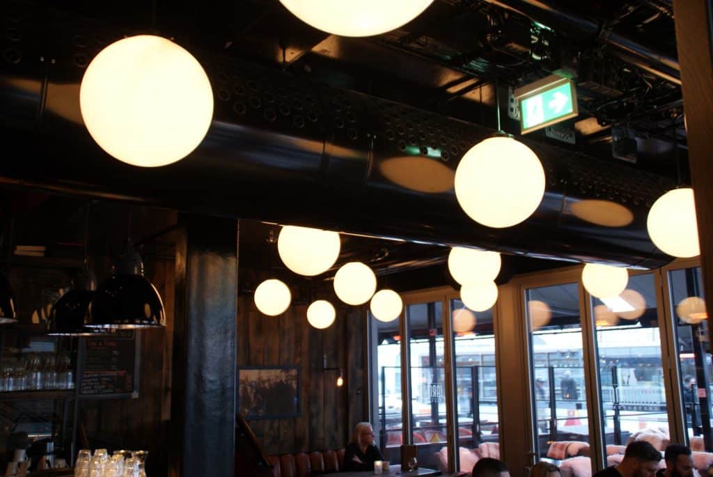 Schwarzes Düsenrohr im Restaurant.