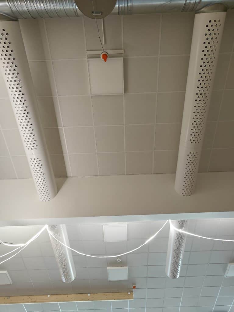 White circular nozzle duct in suspended ceiling dining area DKS.