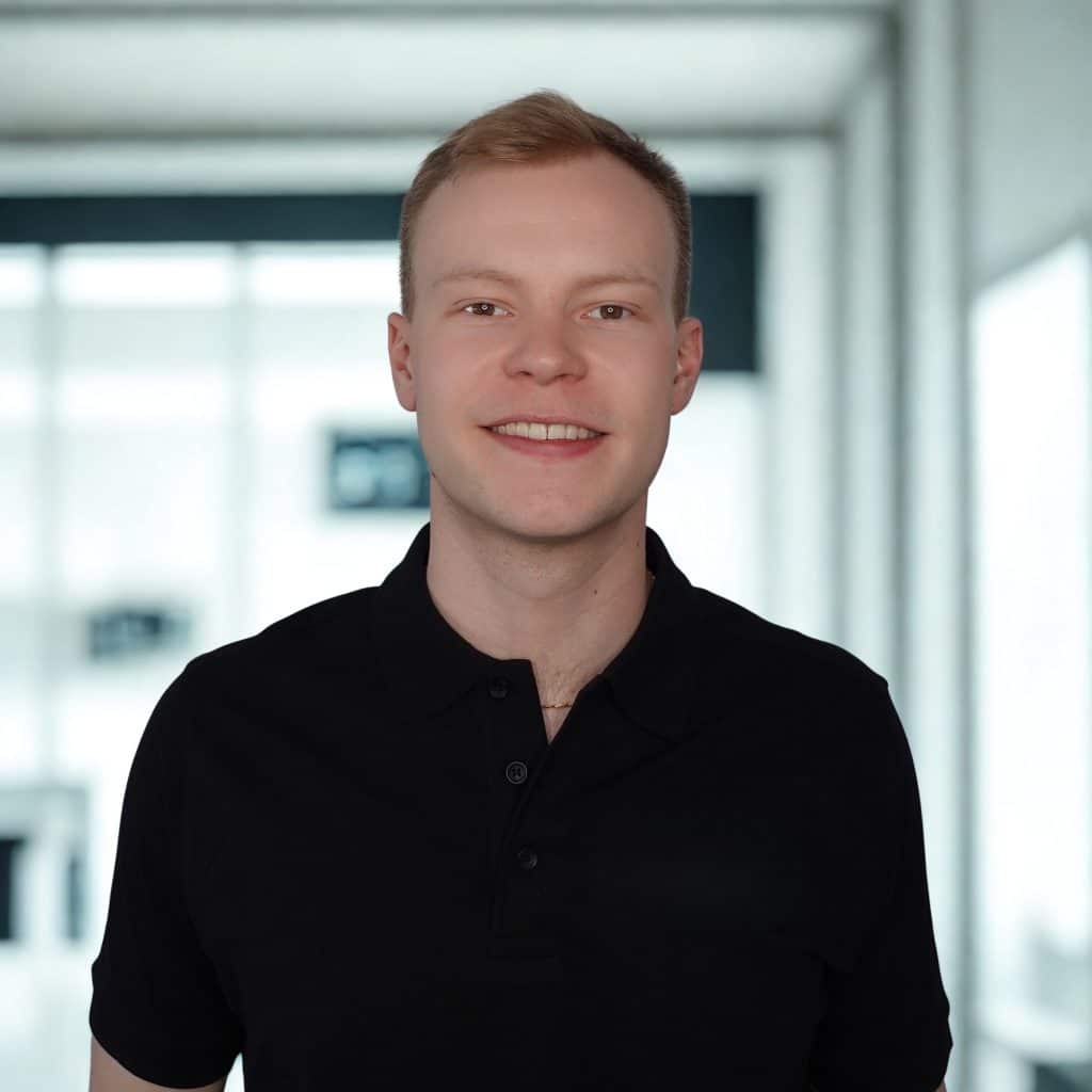 Valdemar Kranz Kontaktdaten bei Repus, Personalbild mit schwarzem T-Shirt.