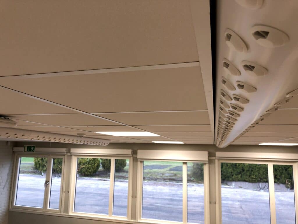 Nozzle duct integrated into suspended ceiling