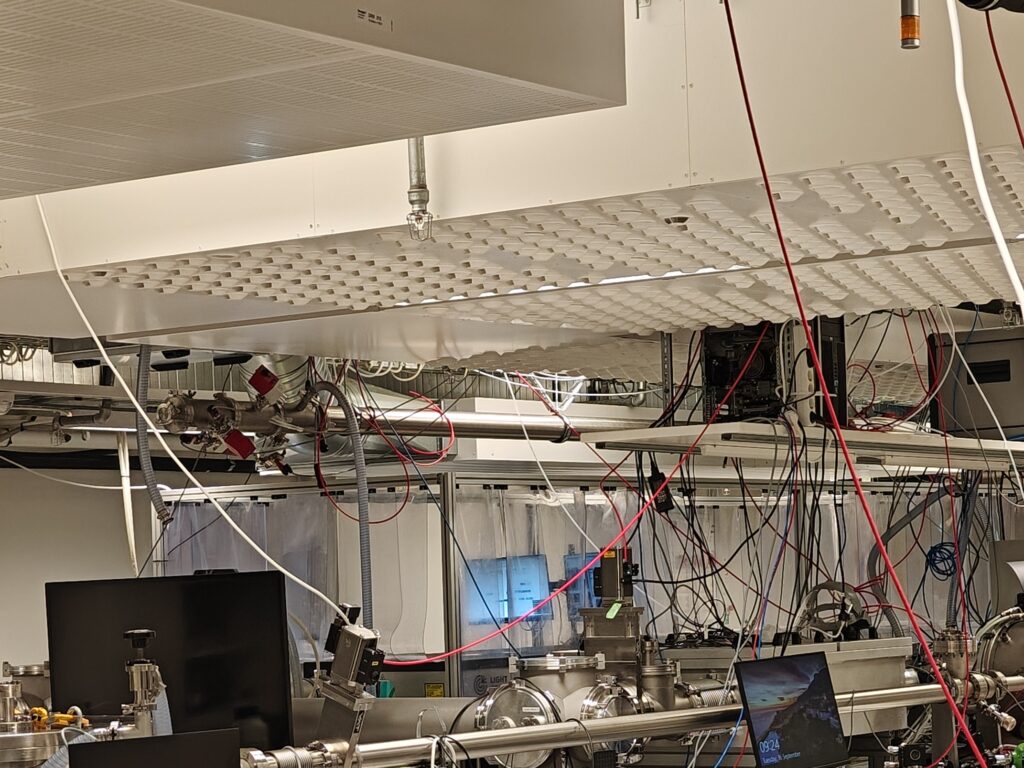 Repus Ventilation im Laserlabor Chalmers, das viel Luft bei niedriger Deckenhöhe benötigt.