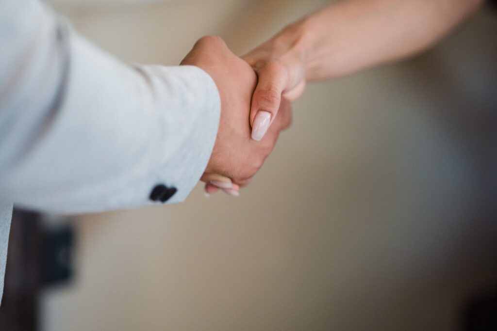 Repus welcomes distributors, image of a handshake with a ventilation distributor.
